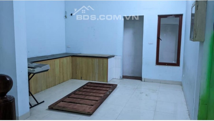 Cần cho thuê nhà riêng mặt phố Hoàng Mai, 60m2, 4 tầng, 5 ngủ, ô tô đỗ cửa, giá 16 Triệu/tháng.